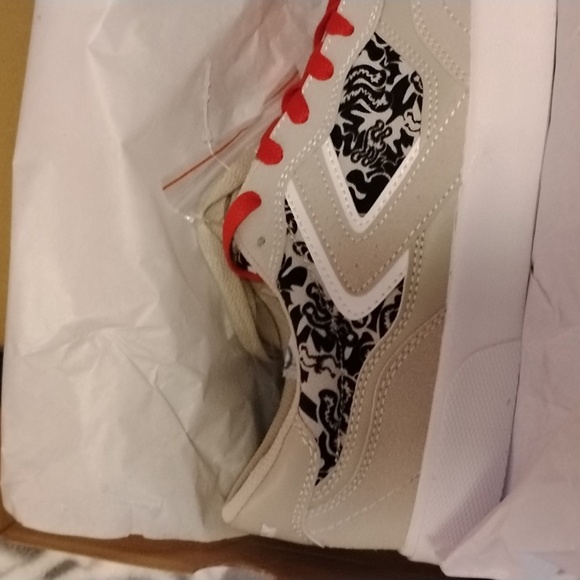 NWT  Men's Pair Of Airwalk Shoes In Original Box With Extra Color Laces - Picture 4 of 12